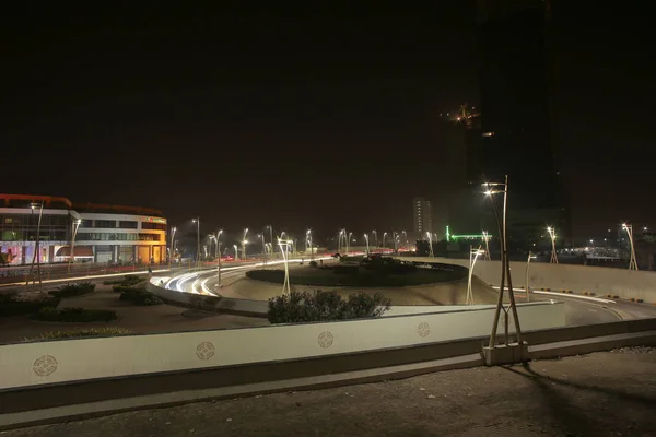 Beautuful нічний погляд bahria башта Road в Карачі Пакистан — стокове фото