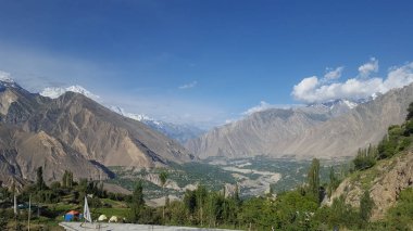 Bulutlu Gökyüzü ile Hunza Vadisi Güzel Görünümü