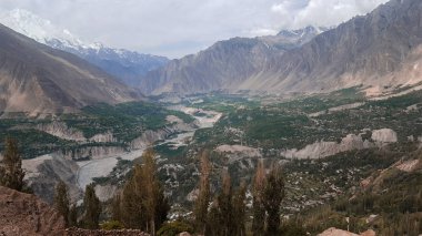 Hunza Güzel Vadisi, Dağlarla Çevrili, Bulutlu Havalarda, Gilgit Baltistan, Pakistan