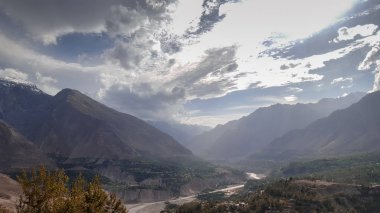 Bulutlu Gökyüzü ile Hunza Vadisi Güzel Görünümü