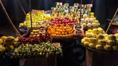 Sadar Bazar'da geceleri bir tezgahta taze ve sağlıklı meyveler