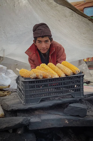 Пашинский мальчик продает кукурузу на вершине Бабусар в Кагане , — стоковое фото