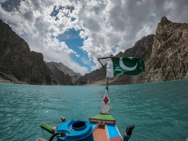 Pakistan Flag On A Boat At Beautiful view of attabad lake Karakoram Highway — Stock Photo, Image