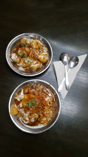 Délicieux Channa Chaat et Gol Gappay servi sur la table — Photo