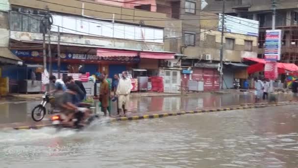 People Walking Footpath Heavy Rain Malir Town Karachi Pakistan 2019 — Stock Video