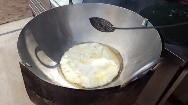 Deep Fry Big Puri Για Πρωινό Ένα Μεγάλο Καράχι Desi — Αρχείο Βίντεο