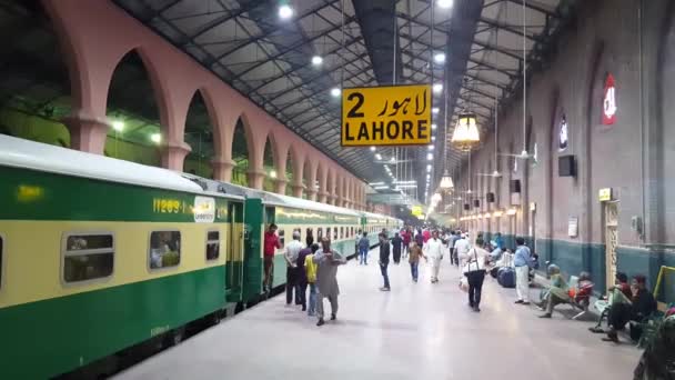 Pasażerowie Czekający Pociąg Dworcu Lahore Pakistan Nocy 2019 — Wideo stockowe