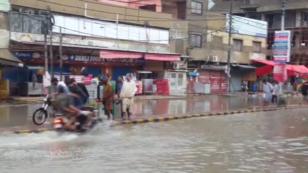 People Walking Foothpath Heavy Rain Malir Town Karachi Pakistan 2019 — Stock Video