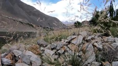 Borit, Hunza Vadisi, Gilgit Baltistan 'da güzel bir vadinin, dağcıların ve gölün görüntüsü