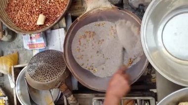 Pakistan, Karaçi 'de küçük bir tezgahta kumda kızarmış mısır. 05 / 02 / 2019