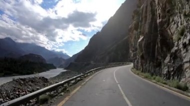Pakistan 'ın Gilgit Baltistan şehrinde güneşli bir günde Güzel Karakoram Otobanı' nda seyahat etmek
