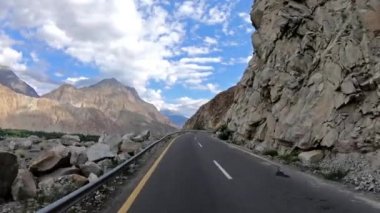 Pakistan 'ın Gilgit Baltistan şehrinde güneşli bir günde Güzel Karakoram Otobanı' nda seyahat etmek