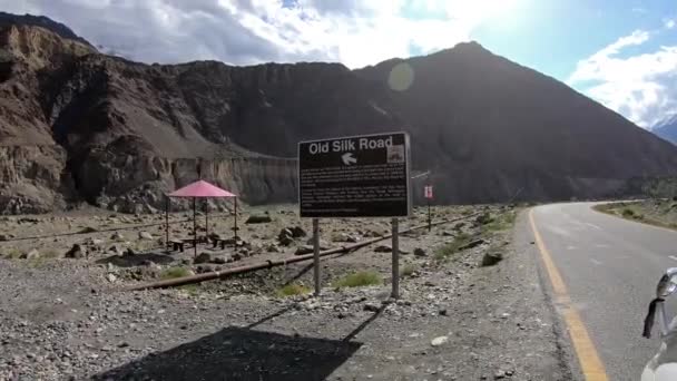 Gamla Silk Road Sign Korakoram Highway Väg Till Hunza — Stockvideo