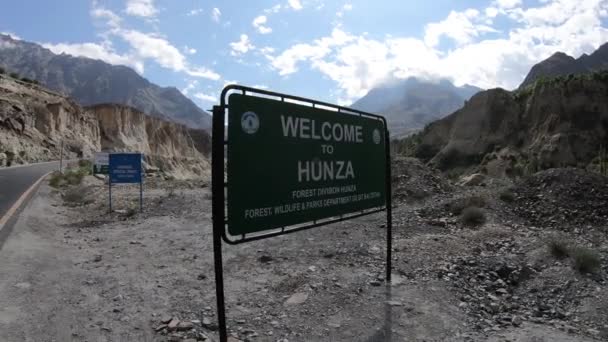 Üdvözöljük Hunza Úti Táblánál Korakoram Autópályán Úton Hunza Felé — Stock videók