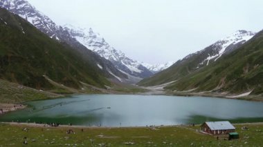 Jheel Saif ul Malook 'un güzel manzarası, bulutlu bir günde güzel dağlarla