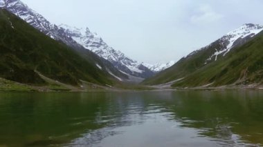 Jheel Saif ul Malook 'un güzel manzarası, bulutlu bir günde güzel dağlarla
