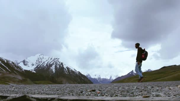 Viajero Caminando Camino Las Montañas Cerca Del Paso Khunjerab Frontera — Vídeos de Stock