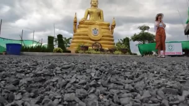 Séta Arany Buddha Szoborhoz Nagy Buddha Szobornál Maravija Buddha Szobor — Stock videók