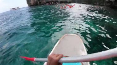 Phi Phi Adası 'nın Güzel Temiz Suyu' nda, Tayland 'daki Phi Phi Adası Turu sırasında 22 / 11 / 2019 Sörf Tahtasında Turist Kanosu