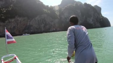Guy Anchoring On a Beautiful Island in Phuket, Tayland 19 / 11 / 2019