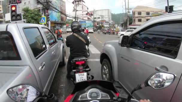 Torurista Montando Una Bicicleta Roja Alquiler Desde Una Señal Tráfico — Vídeo de stock