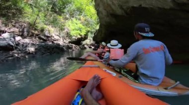 Phuket, Tayland 'da 19 / 11 / 2019' da birçok turist mağaralara ve adadaki göle kayıyor.
