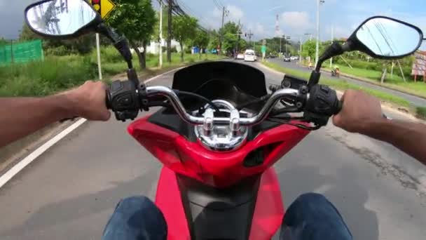 2019年11月18日在泰国帕东的普吉路上骑自行车在交通信号灯上停下 — 图库视频影像
