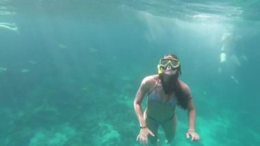 Phi Phi Adası 'nın güzel, berrak suyunda horlayan ve yüzen güzel kız, In Koh Phi Phi, Tayland 22 / 11 / 2019