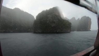 Phi Phi Adası Turu 'nun Net ve Yeşil Suyu Altındaki Tekne Gezisinde Yağmur, In Koh Phi Phi, Tayland 22 / 11 / 2019