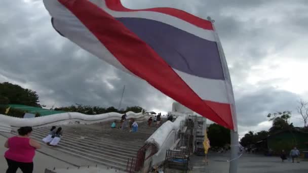 Ταϊλάνδη Σημαία Και Μεγάλο Άγαλμα Του Βούδα Maravija Άγαλμα Του — Αρχείο Βίντεο