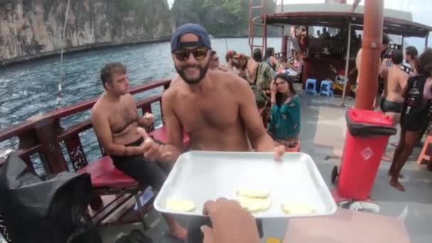 Jovem Desfrutando Servindo Abacaxi Uma Viagem Barco Phi Phi Island — Vídeo de Stock
