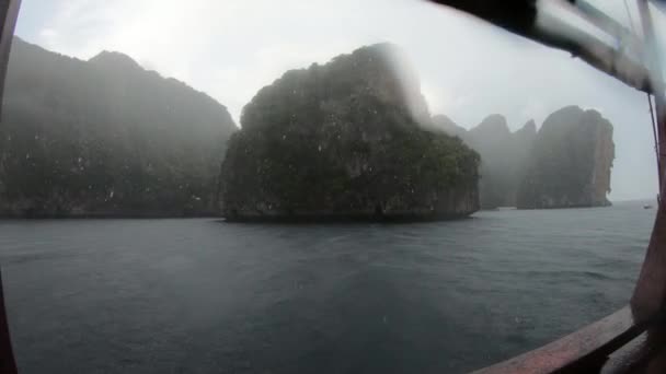 Chuva Durante Uma Viagem Barco Águas Claras Verdes Phi Phi — Vídeo de Stock