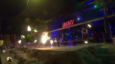 Taylandlılar Phi Adası, Koh Phi Phi, Tayland 21 / 11 / 2019 'da Gece Muhteşem ve Tehlikeli Yangın Gösterisi Yapıyor