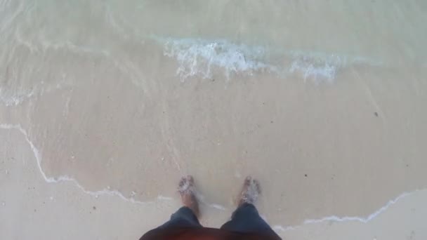 Cara Andando Descalço Praia Com Areia Branca Água Clara Ondas — Vídeo de Stock