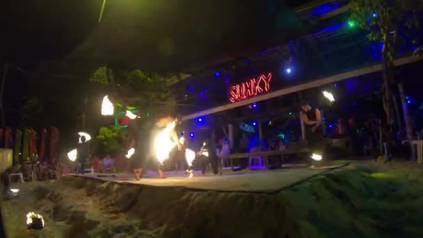 Thai Guys Performing Amazing Dangerous Fire Show Nuit Sur Île — Video