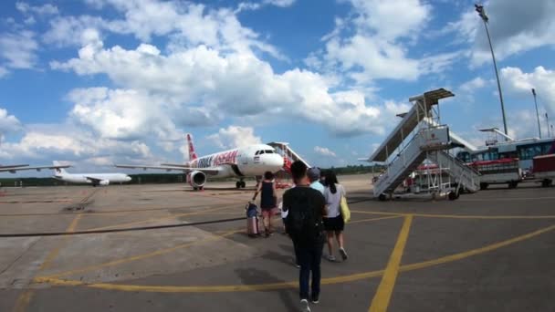 Passageiros Estão Indo Para Dentro Air Ásia Aircraft Dia Ensolarado — Vídeo de Stock