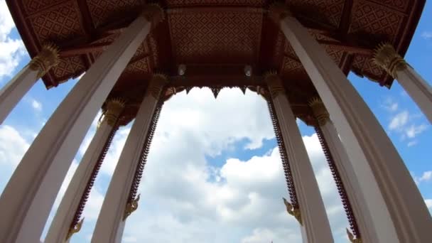 2019年11月25日在泰国曼谷举行的Wat Suthat Thepwararam佛教寺庙的柱子和天空古建筑 — 图库视频影像