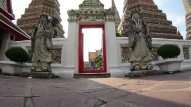The Door - Düşük Açılı Vuruş - Chedis, Phra Chedi Rai In Wat Phra Chetuphon (Wat Pho) Budist Tapınağı kompleksi Phra Nakhon İlçesi, Bangkok, Tayland 25 / 11 / 2019