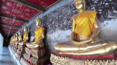 Altın Meditasyon Buda Heykelleri Bir Koridorda Oturuyor Wat Suit Bankok, Tayland 25 / 11 / 2019