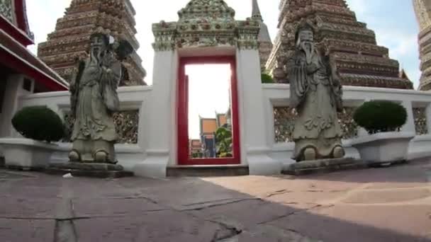 Durch Die Tür Niederwinkelspur Schuss Chedis Phra Chedi Rai Wat — Stockvideo
