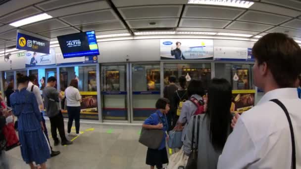 Mensen Gaan Mrt Trein Metrostation Bangkok Thailand 2019 — Stockvideo