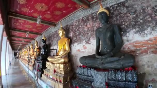 Goldene Meditierende Buddha Statuen Sitzen Einer Reihe Einem Korridor Wat — Stockvideo