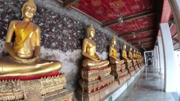 Złote Medytujące Posągi Buddy Siedzące Rzędzie Korytarzu Wat Suthat Thepwararam — Wideo stockowe