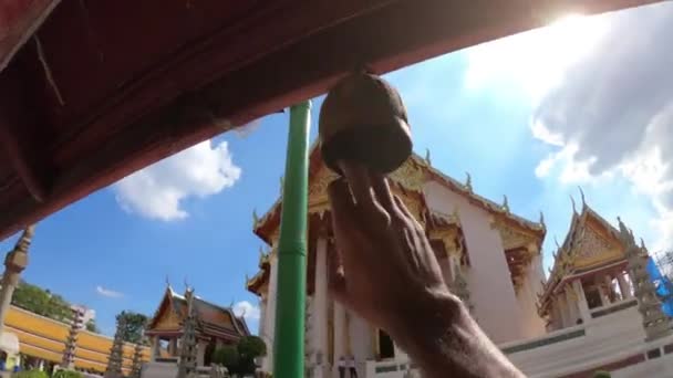 Bell Hanging Sun Light Ancient Architecture Wat Suthat Thepwararam Βουδιστικός — Αρχείο Βίντεο