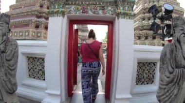 A Girl Through A Door - Chedis, Phra Chedi Rai In Wat Phra Chetuphon (Wat Pho) Budist tapınağı kompleksi Phra Nakhon District, Bangkok, Tayland 25 / 11 / 2019