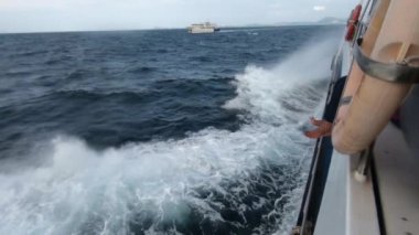 Phi Phi Adası, Koh Phi Phi, Tayland 'da sürat teknesi tarafından oluşturulan su dalgalanmaları