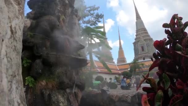 ワット チェディ ライの噴水と噴水 ワット 仏教寺院複合体2019年11月25日タイ バンコク市プラナコーン区 — ストック動画