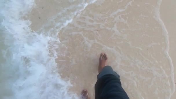 Cara Andando Descalço Praia Com Areia Branca Água Clara Ondas — Vídeo de Stock