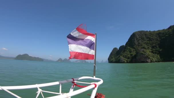 Bandeira Tailândia Barco Nas Belas Águas Verdes Slow Motion Phuket — Vídeo de Stock
