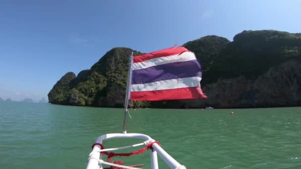 Bandeira Tailândia Barco Nas Belas Águas Verdes Slow Motion Phuket — Vídeo de Stock